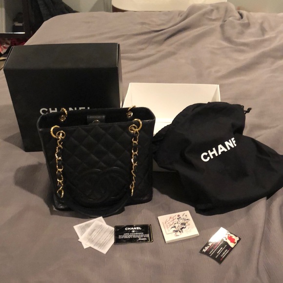 CHANEL Handbags - Chanel Petite Shopper